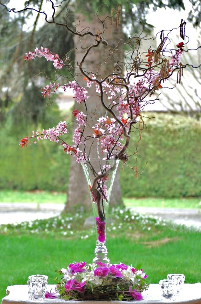 bordsdekorationer bröllop vår blommande grenar rosa