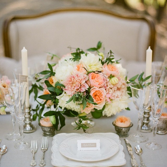 romantik bordsdekoration rosa vita rosor ljus