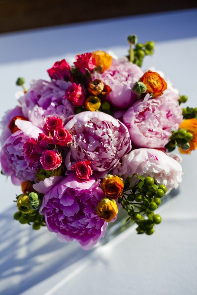 pioner blommor bröllop dekoration bord rosor
