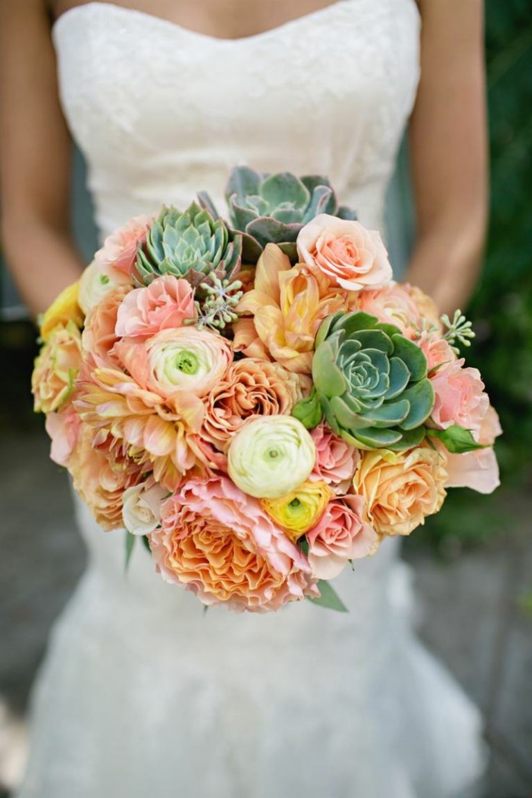 blommor bröllopstrender säsongsblommor succulenter pioner brudbukett