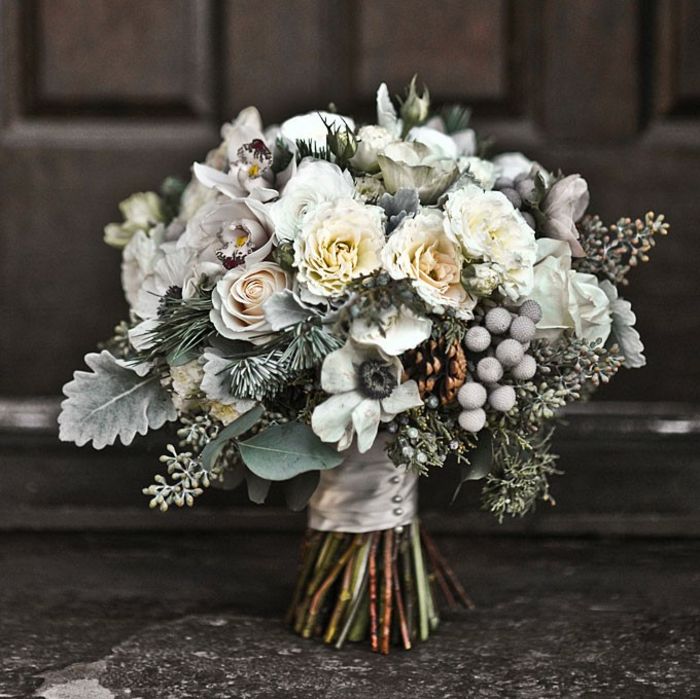 brudbukett vitt silver elegant design blommor rosor
