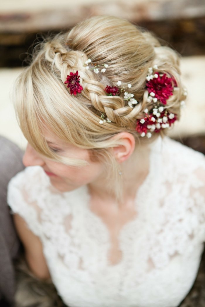 brud updo fläta blommor trender bordeaux