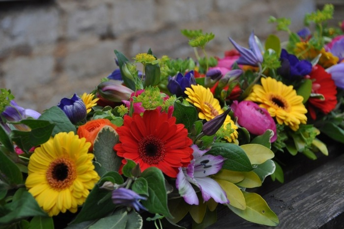 blommor dekoration bord blomsterarrangemang färgglada dahlia krysantemum röd gul