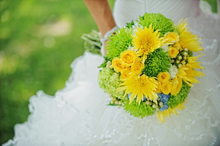 gul brudbukett glada gröna bröllopsklänning dekoration