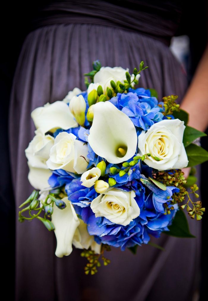 liljor blommor trender elegant brudbukett form blå vit