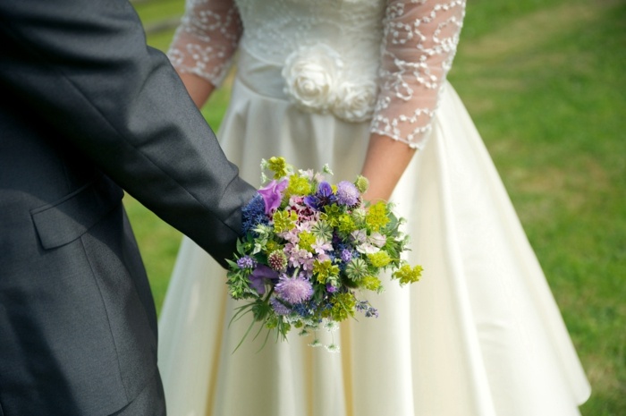 blommor bröllop trender vilda bruden brudgummen brudklänning kostym