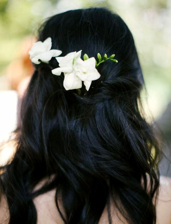 blommetrender för bröllop vit krukväxterblomma halvöppen frisyr