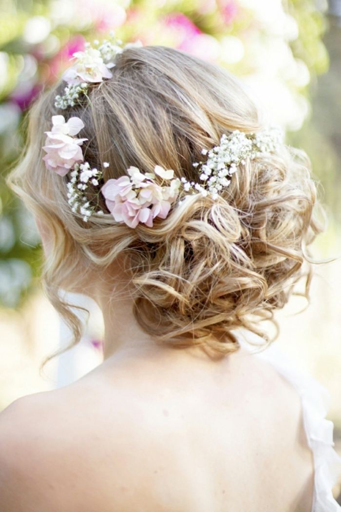 blommor bröllopstrender hårtillbehör krans updo