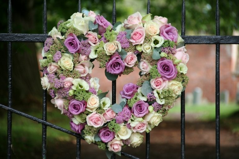 blommor bröllop trender krans design hjärta form rosor romantisk