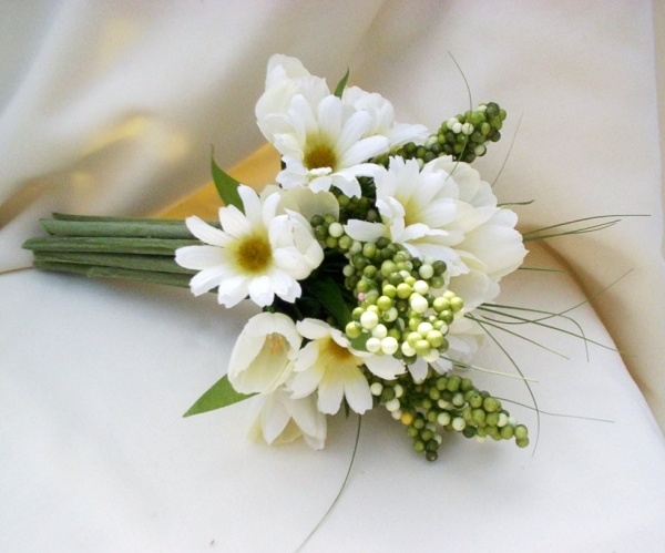 liten-bukett-vita-blommor