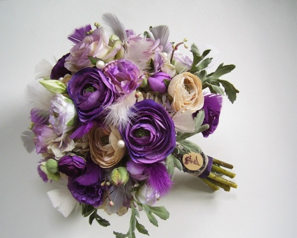 Bukett blommor i lila färger bröllopsidé