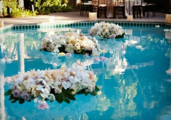 Simbassäng-med-blommor-i-vattnet