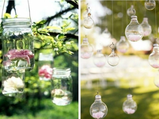 hängde-upp-glödlampor-med-blommor-och-vatten-som-dekorationer-för-bröllop