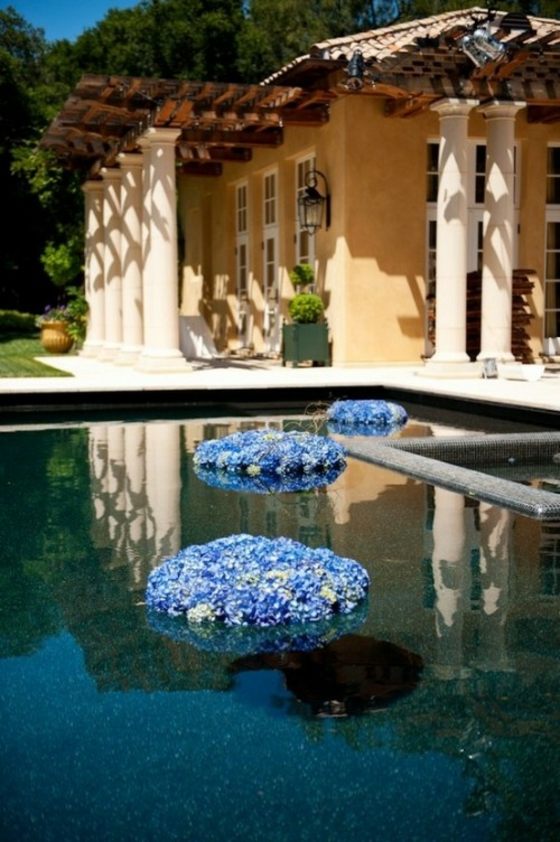 flytande-blommor-i-blå-bröllop-dekoration-pool