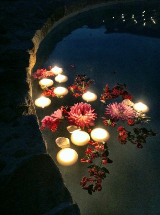 Blommor-i-vattnet-på-kväll-ljus-med-tända-ljus