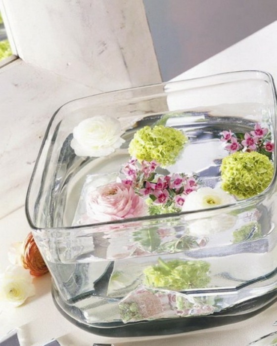 Rosenblad-blommor-flytande-i-glasskål