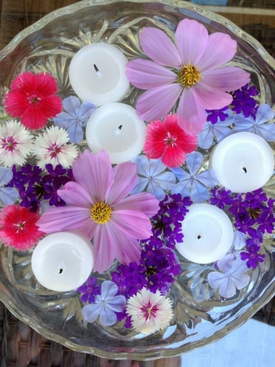 färgglada-blommor-simma-i-vattnet-med-ljus-bröllop-dekoration