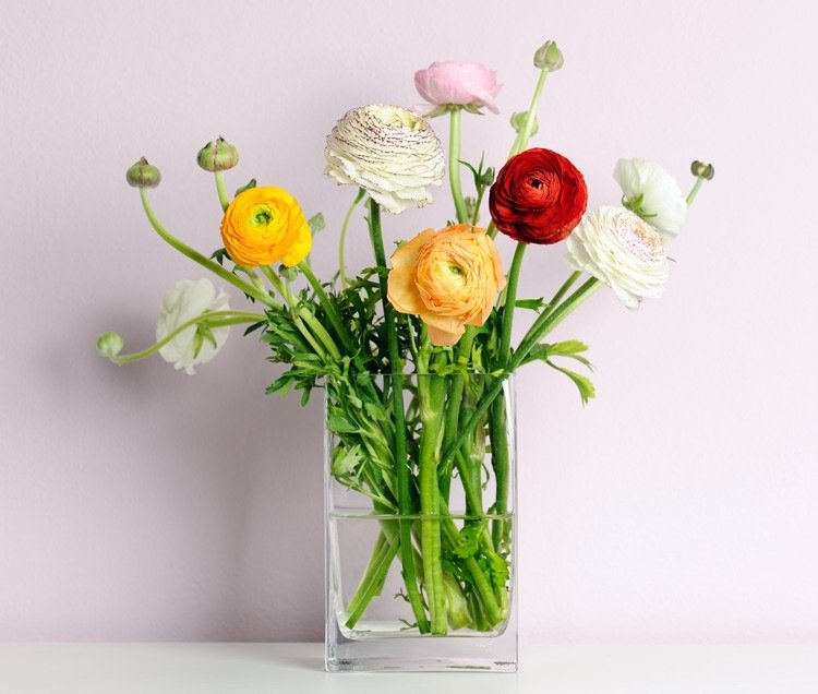 Blommor i vasen ordnar blomsterdekorationer i våridéer