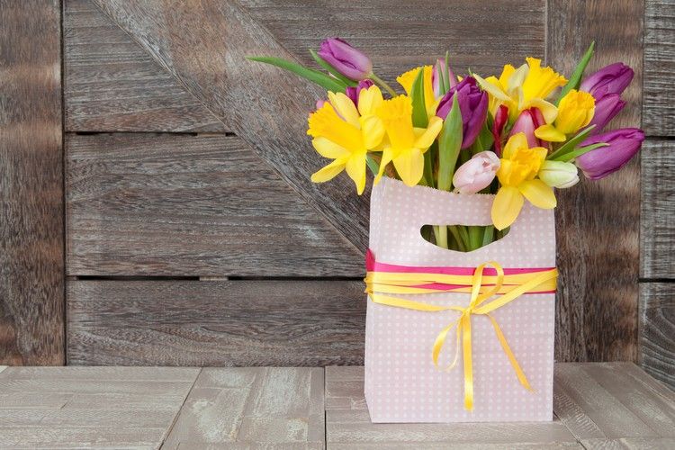 Ordna blommor blomsterdekorationer på våren för ditt hem