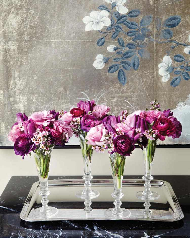 Blomsterdekoration i ett vinglas Champagneglas lila arrangemang