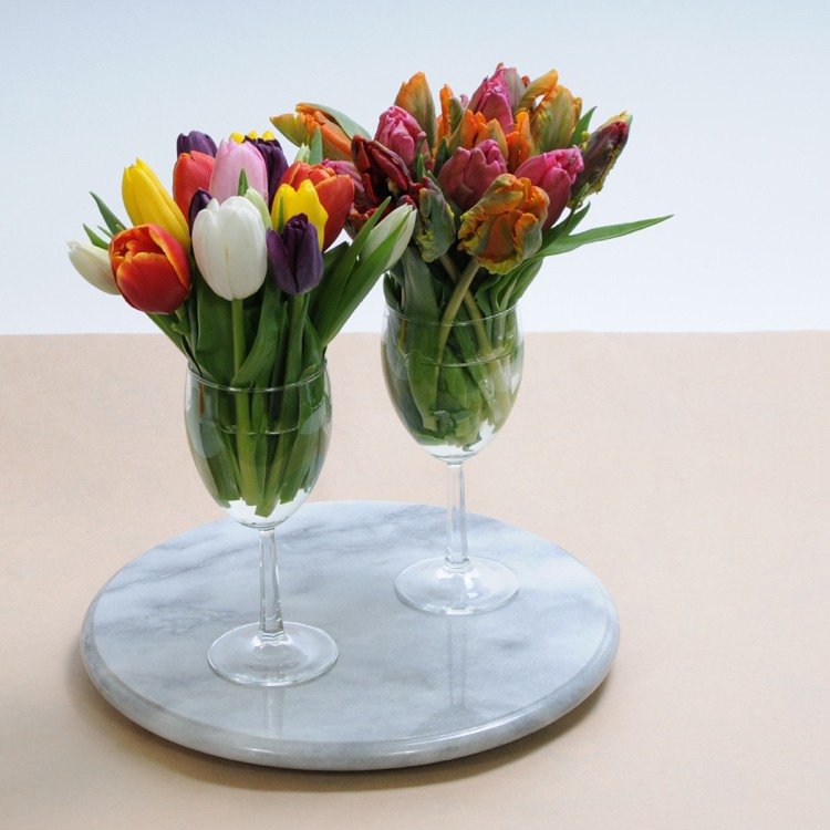 Blomma dekoration i vinglaset våren tulpaner marmor serveringsbricka