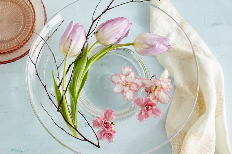 Organisera flytande blomsterdekorationer i vinglaset
