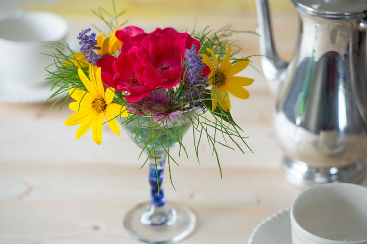 Blomsterdekorationer i ett martiniglas ordnar idéer vårblommor