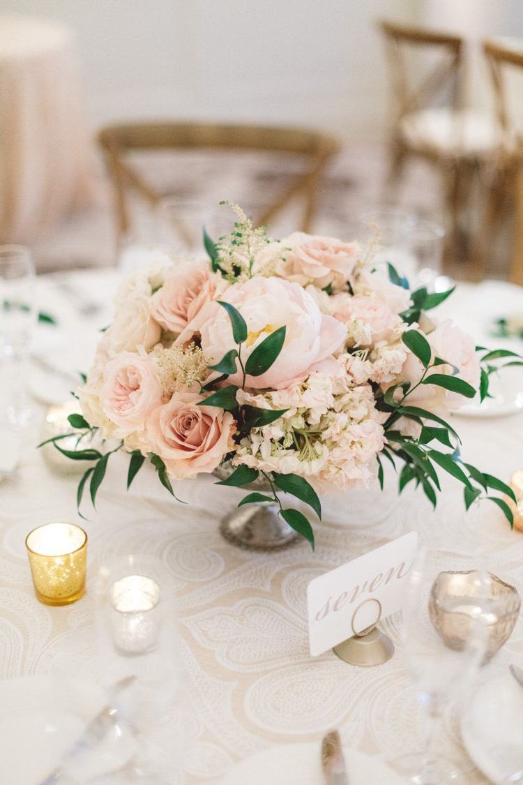 Blomma dekoration i en silver vin glas vintage bord dekoration idé rosor pioner