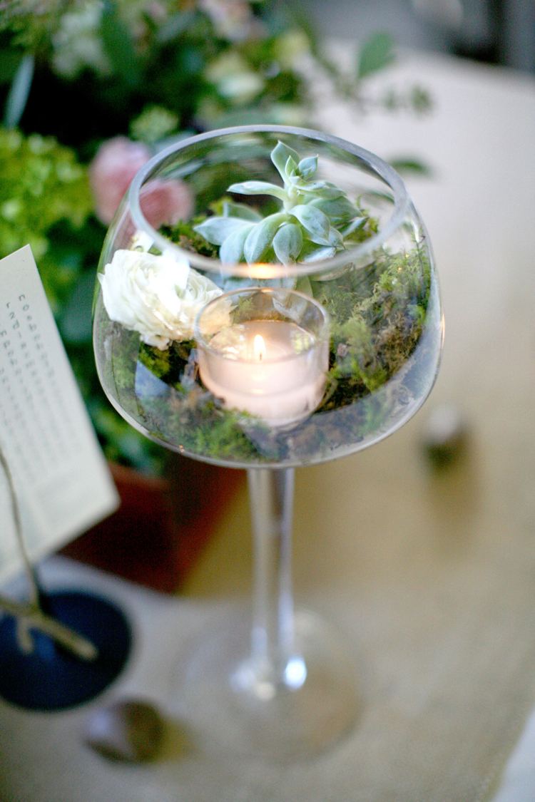 Blomma dekoration i vinglas ljusstake vit ros saftig växt