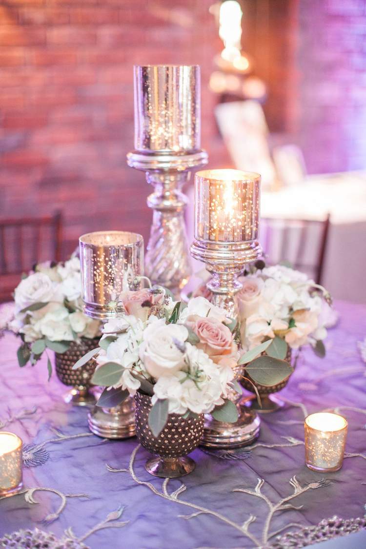 Blomma dekoration i vinglas vintage ljusstake idéer bordsdekoration lila