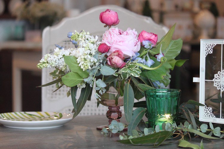 Blomma dekoration i ett vinglas vintage brons idéer bordsdekoration påskbrunch