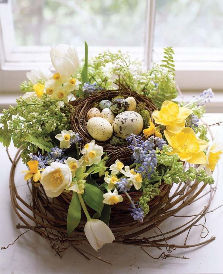 blomsterdekorationer-påsk-idéer-arrangemang-bo-vår-blommor-ägg-grenar