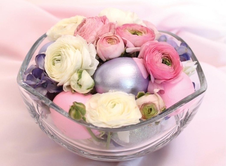 blommig-dekoration-påsk-idéer-arrangemang-glasskål-pärlemor-färger-rosa-violett-blommor