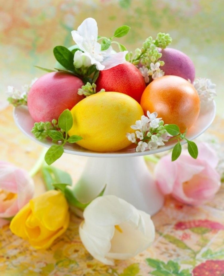 blomma-dekoration-påsk-idéer-arrangemang-färska-blommor-tulpaner-ägg-skål-porslin