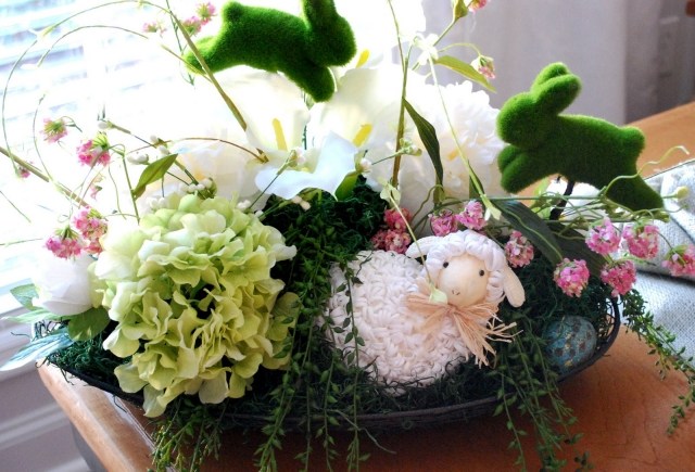 blomma dekoration påsk idéer arrangemang bord figurer får kaniner hortensia