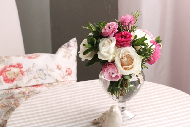 blomma dekoration påskbord glas vas pioner romantisk