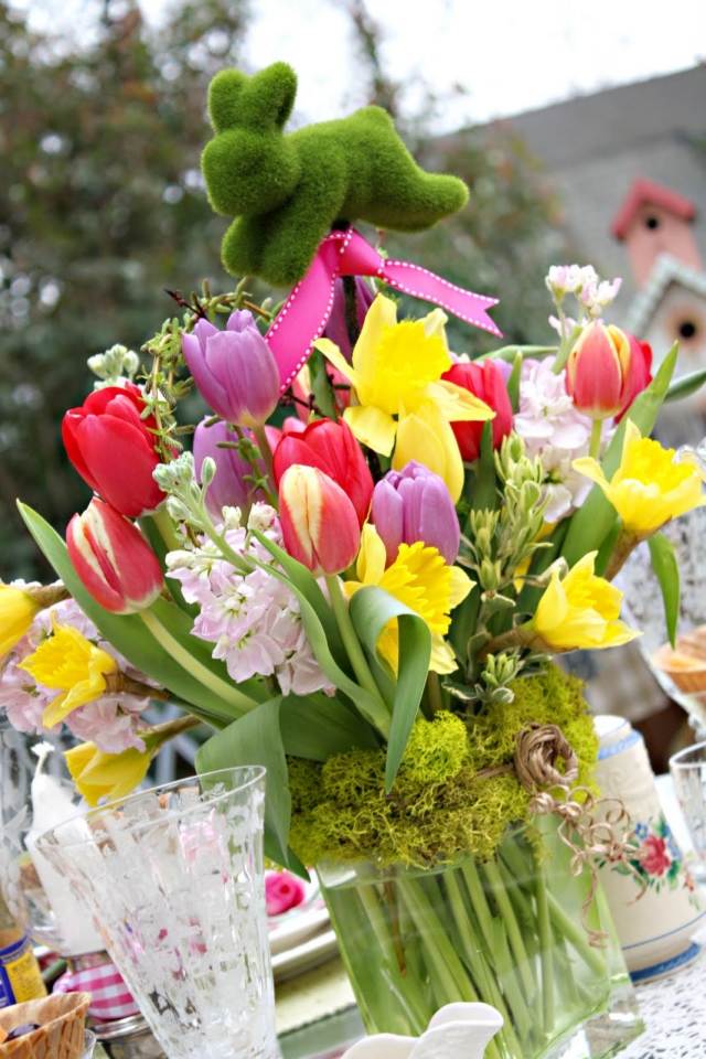 blomma dekoration påsk idéer bukett vas tulpaner bordsdekoration påskliljor