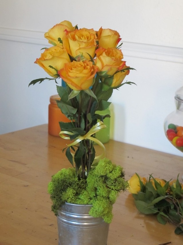 Blomma dekoration för påsk hink med gula rosor mossa