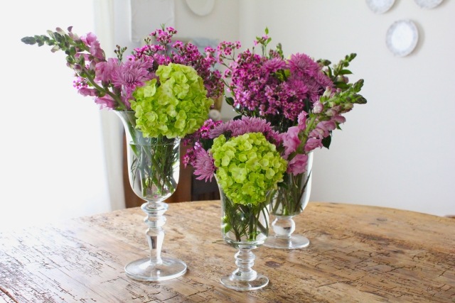 blomma dekoration idéer bord påsk arrangemang hortensior lila blommor
