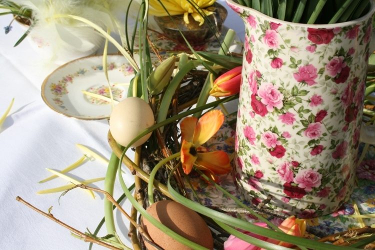 blomsterdekorationer-påsk-idéer-arrangemang-porslin-ägg-kvistar-gräs