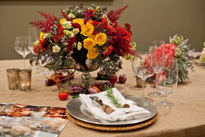 Borddekorationsidéer ordnar blomsterarrangemang