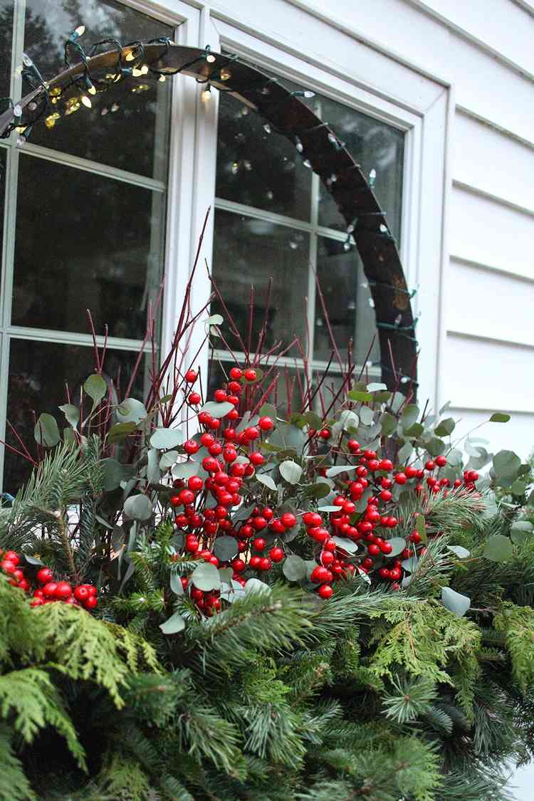blomlåda för juldekorera fönster ilex bär grangrenar