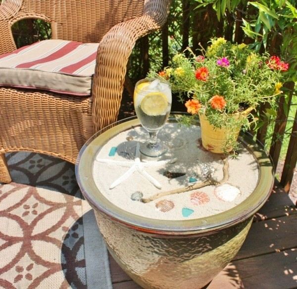 Förvandla blomkrukor till ett sidobord. Drick cocktails i trädgården