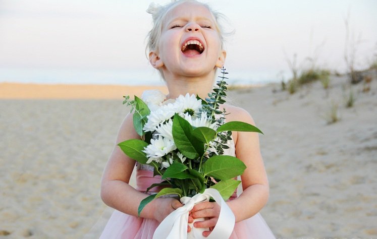 Blombarn på bröllopet -strandhochzeit-strauss-flicka-liten-rolig