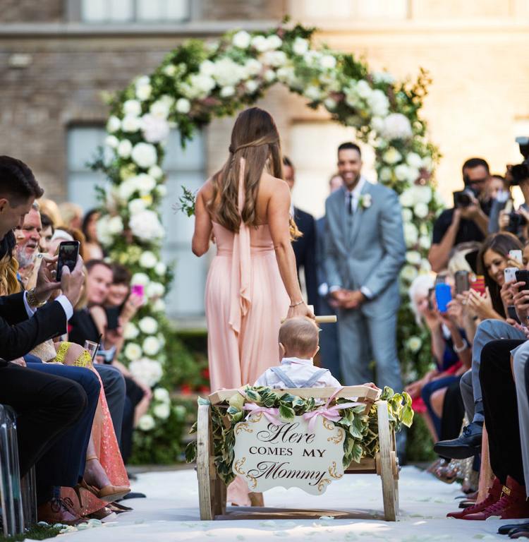 Blombarn på bröllopet -romantisk-sommar-vagn-deco-söt