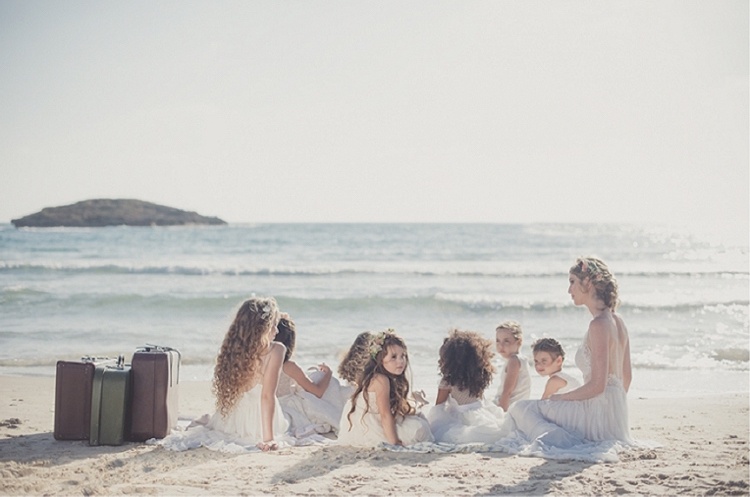blomma-barn-bröllop-strand-bröllop-bohem-naturligt-vitt-hav