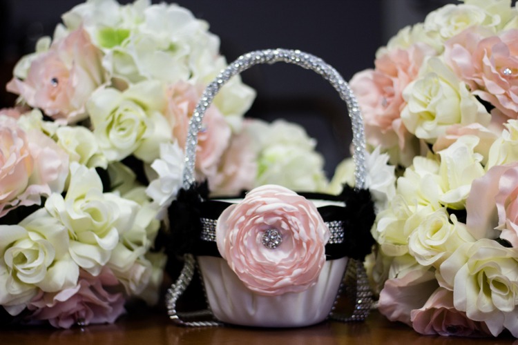 blomma-barn-bröllop-korg-satin-vit-konstgjorda-blommor-dekoration-strass