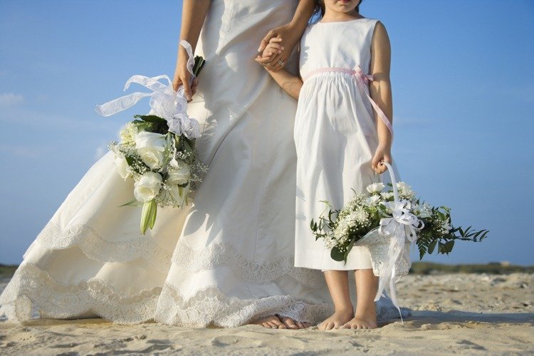 Blombarn på bröllopet -weiss-strauss-strandhochzeit-mini-me