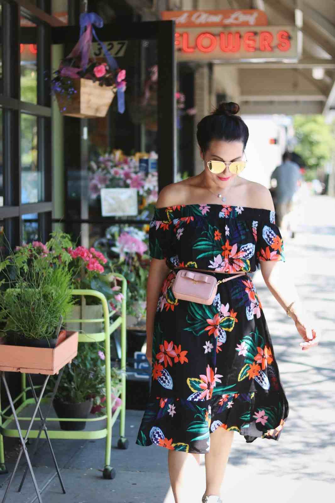 Kombinera klänning med blommönster sommartrender med axelbältesväskor