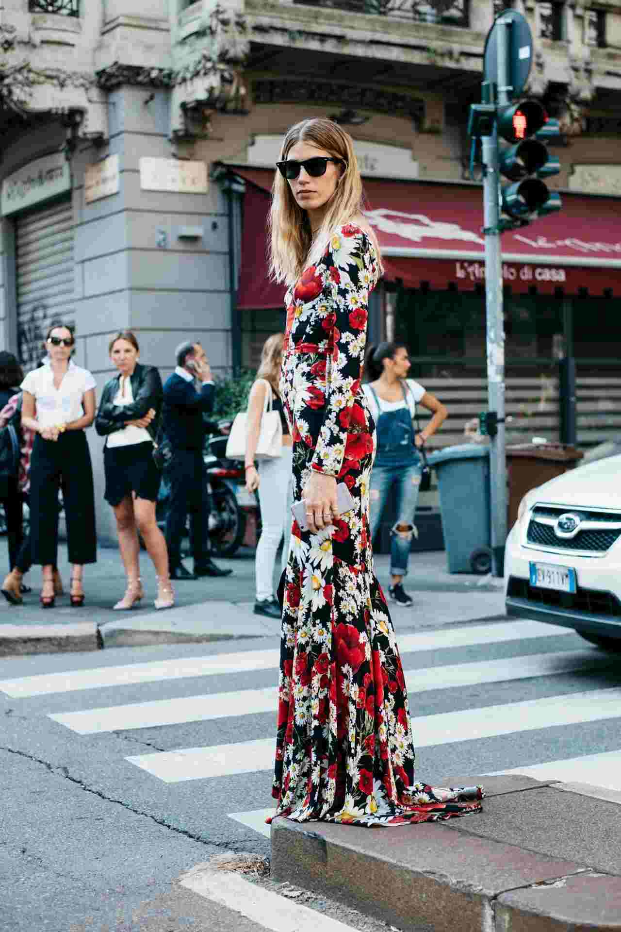 Maxiklänning med blommönster kombinerar eleganta modetrender sommar